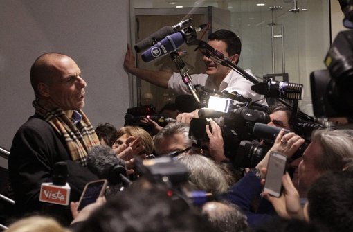 Der griechische Finanzminister Gianis Varoufakis wird von Reportern bestürmt. Foto: dpa