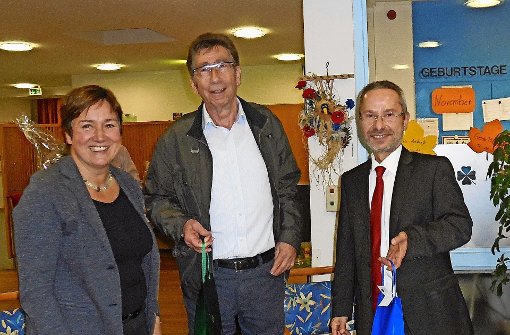 Dr. Kerstin Falkner-Tränkle hat  Altbürgermeister Siegfried Menner aus seinem Amt im Vorstand verabschiedet und Stefan Glock (von links) begrüßt. Foto: Kleeblatt Erdmannhausen