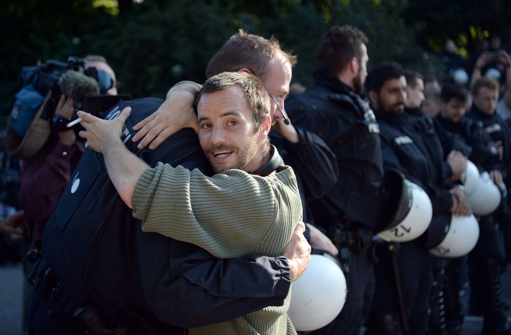 Auch dieses Bild wird im Gedächtnis bleiben: am Rande einer Sitzblockade am Millerntor umarmen sich Demonstrant und Polizist.