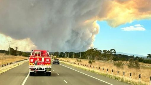 Feuerwehrleute in der Nähe eines Brandes in Eastern Maar Country, Victoria: Im australischen Bundesstaat Victoria sind Tausende Menschen auf der Flucht vor einem riesigen Buschbrand. Foto: Country Fire Authority/AAP/dpa