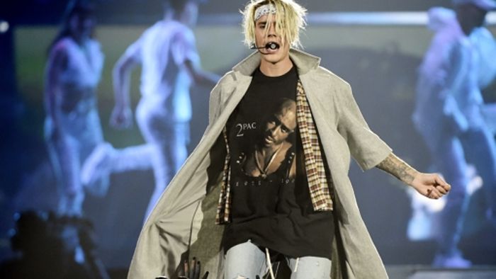 Ein blondierter Bieber im 2Pac-Shirt