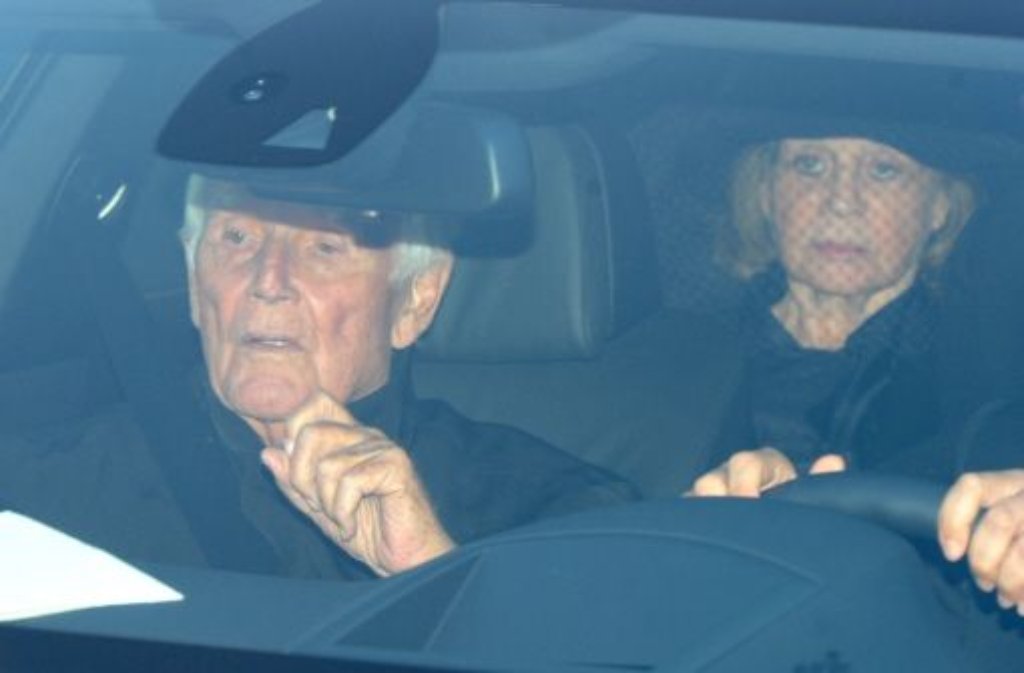 Sichtlich gezeichnet von Trauer und Schmerz: Der Schauspieler Joachim Fuchsberger und seine Frau Gundula fahren am Mittwoch in einer Limousine ...