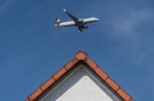 Flugzeug über dem Haus – das schafft Betroffenheit. In Stuttgart befasst sich das  Regierungspräsidium mit Fluglärm. Das soll so bleiben, auch wenn man bald landesweit für Luftverkehr Zuständigkeiten haben wird. Foto: dpa