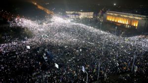 Zehntausende demonstrieren am Abend des 5. Februar 2017 vor dem Parlamentspalast in Bukarest gegen die sozialliberale Regierung. Foto: AP