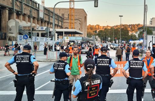 Protestmarsch gestoppt. Die Polizei stellt sich Aktivisten in den Weg. Foto: / Steegmüller