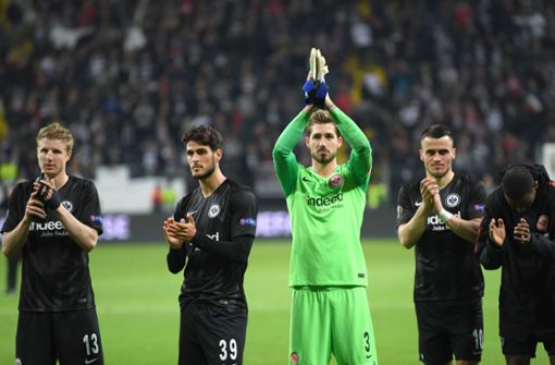 Die Eintracht-Spieler bedanken sich bei ihren Fans für die grandiose Unterstützung. Foto: AFP