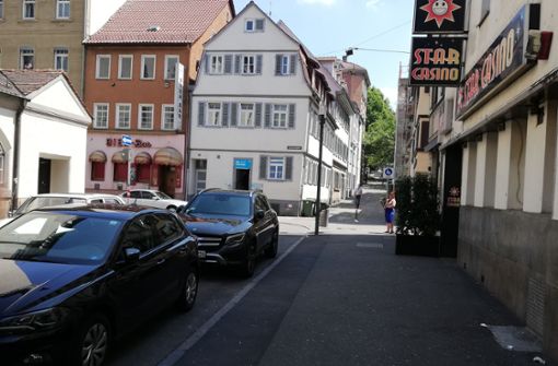 Viele Autos, wenig Platz: Die Stadt  will den Leonhardsplatz umgestalten. Foto: Cedric Rehman