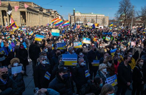 Viele Menschen haben sich am Sonntag mit der Ukraine auf dem Schlossplatz solidarisiert. Foto: dpa/Christoph Schmidt