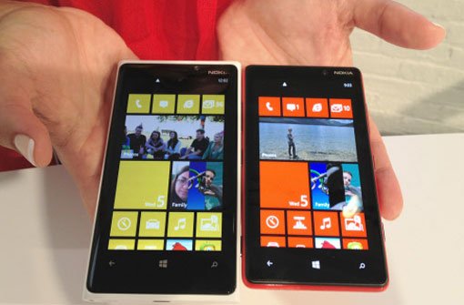 Das Lumia 920 (links) und das etwas einfachere Modell Lumia 820 laufen mit dem Betriebssystem Windows von Microsoft. Laut einem Zeitungsbericht soll bald ein erstes Android-Handy von Nokia herauskommen. Foto: dpa