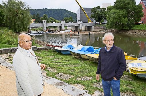Die Tretboote liegen auf dem Trockenen. Thomas Kienzle (links) und Thomas Rohrbach fürchten, dass es so bleibt. Foto: Michael Weber