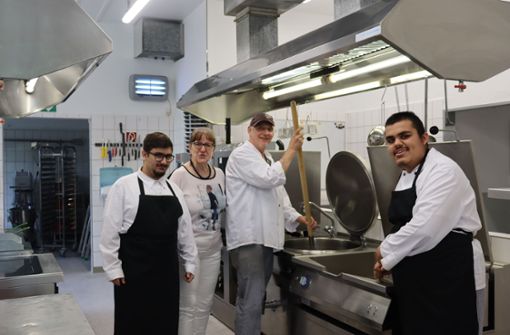 Der stellvertretende Küchenleiter Bernd Niebuhr (3.v.l.) und Iris Plietzsch als Ausbilderin fürs Gastgewerbe kümmern sich beim CJD Stuttgart im „Zum Stäffele“ um die Auszubildenden. Foto: Georg Friedel