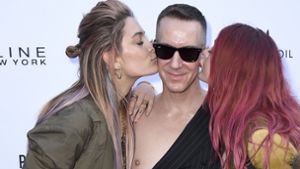 Promi-Töchter küssen Designer Jeremy Scott