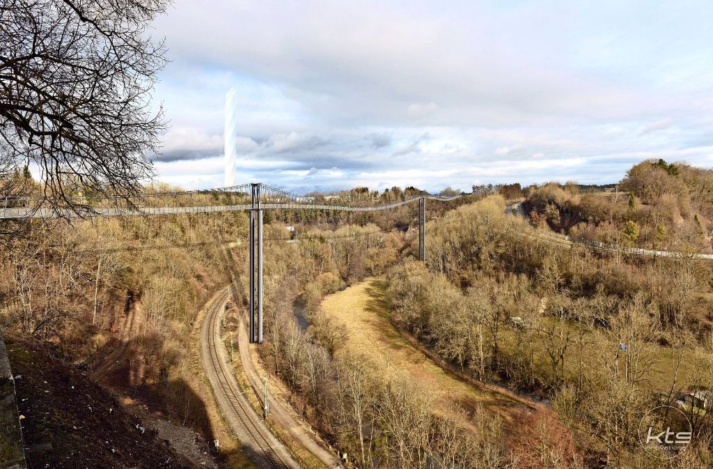 Die Hängebrücke, über die die Rottweiler am Sonntag zu entscheiden hatten, erstreckt sich weit über das Tal. Im Hintergrund der Testturm der Firma Thyssen.