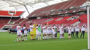 Symbolische Geste: Zum Saisonabschluss dankt die VfB-Mannschaft den Fans, die nicht ins Stadion durften. Foto: Baumann
