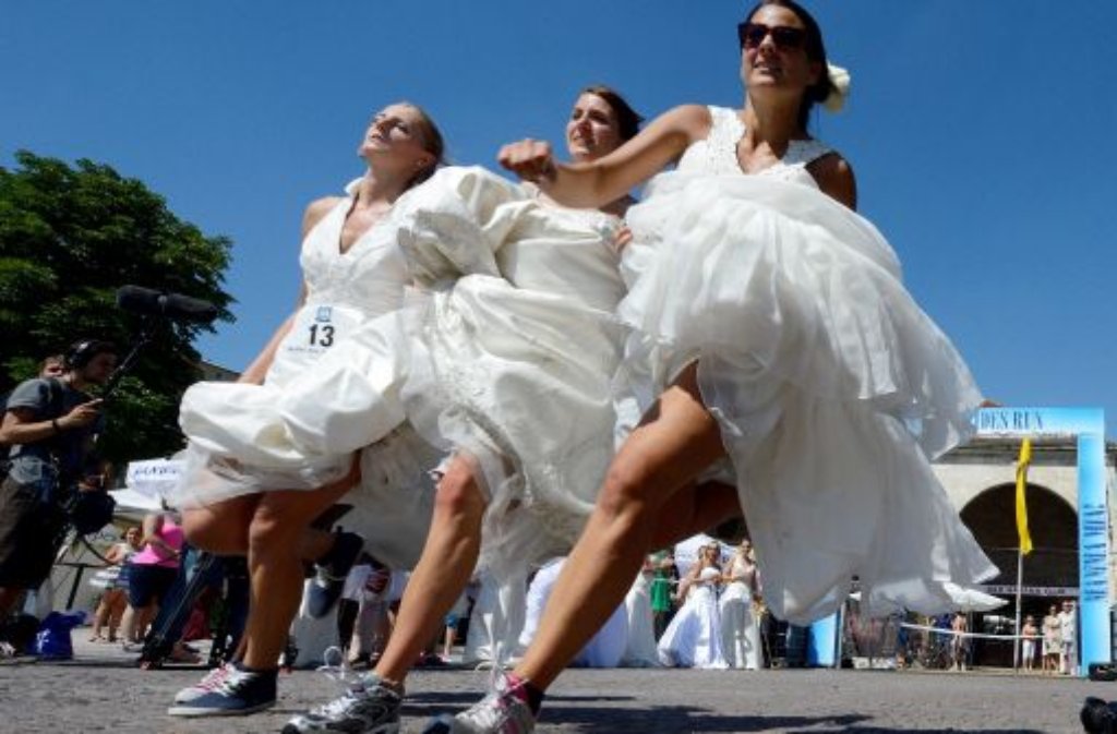 Strahlend ganz in Weiß: Beim schweißtreibenden Brides Run sind 17 junge Frauen auf dem Schlossplatz in Stuttgart gegeneinander angetreten.