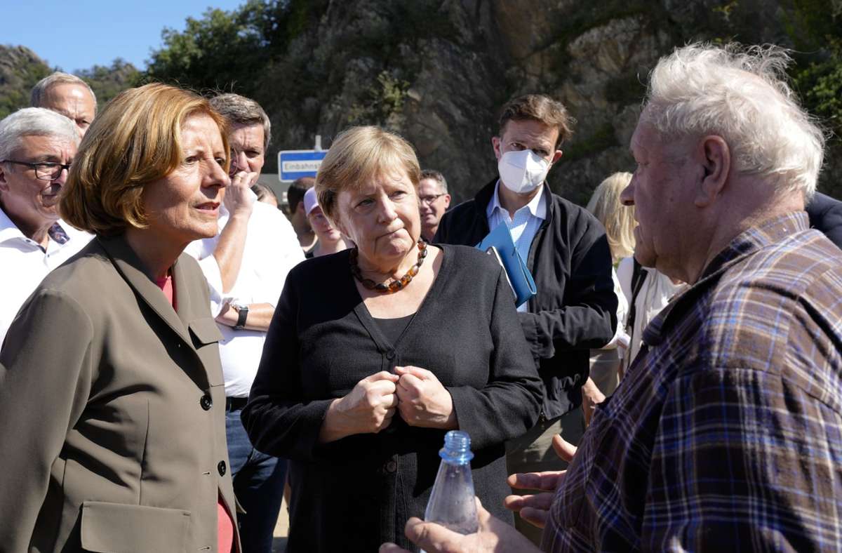 Angela Merkel im Gespräch mit Betroffenen der Flutkatastrophe Foto: dpa/Markus Schreiber