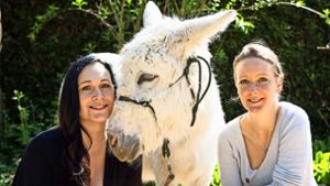 Maria Wruck (links), Davina Schmitz und die Eselin Luna wollen Menschen helfen, das Band zur Natur neu zu knüpfen. Foto: Anima Tierwelt