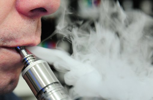 Bei der E-Zigarette wird eine nikotinhaltige Flüssigkeit mit einem batteriegetriebenen Gerät erhitzt und der Dampf inhaliert Foto: dpa
