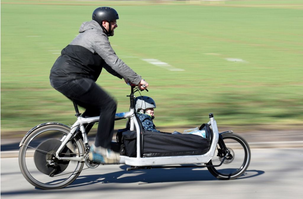 Der Stadtverkehr wird zunehmend elektrisch. Was gibt es bereits? Natürlich das E-Bike. Auf dem Bild sieht man eine Lasten-Variante des Elektro-Fahrrads.