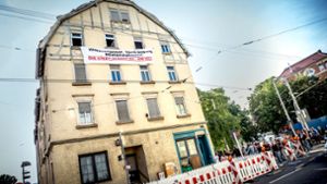 Temporär haben sich Aktivisten vor dem Gebäude in Stuttgart breitgemacht. Foto: Lichtgut/Julian Rettig