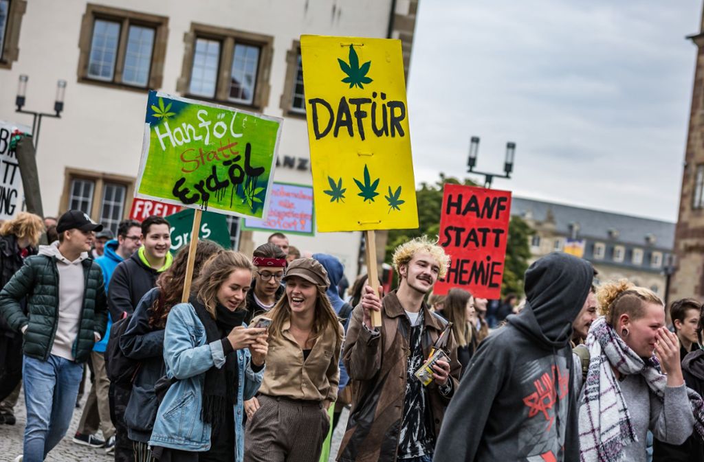 Auf dem Schillerplatz kommt der Demozug für die Legalisierung von Cannabis an. Foto: Lg/Rettig