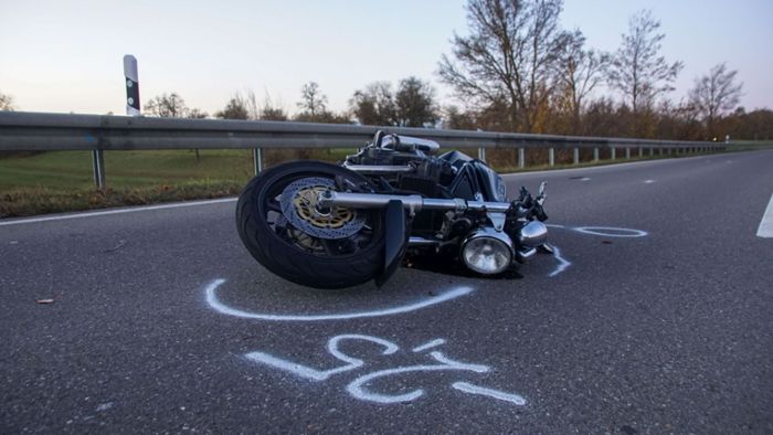 Motorradfahrer lebensgefährlich verletzt