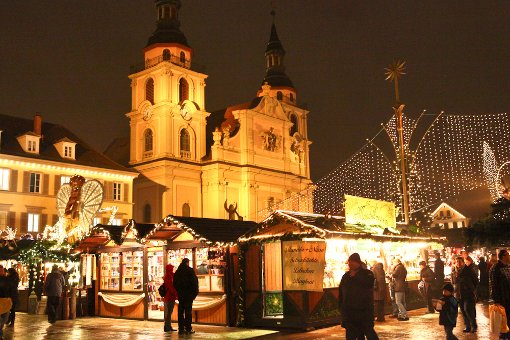 Barocke Kulisse: In Ludwigsburg hat am Dienstagabend der Weihnachtsmarkt eröffnet. Foto: Benjamin Beytekin