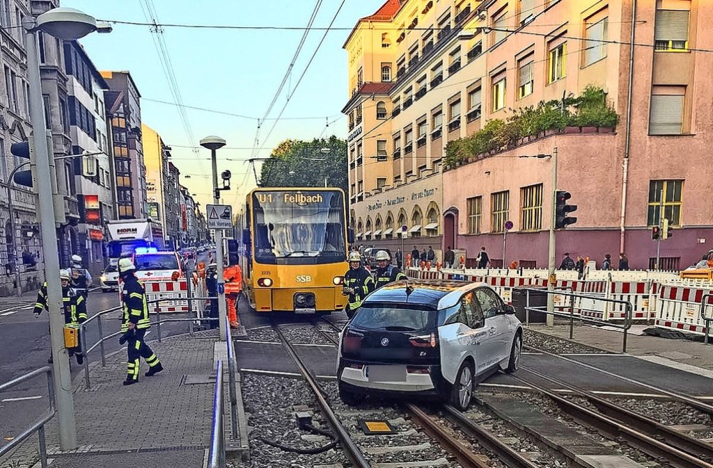 Nichts geht mehr: Das BMW-Elektroauto blockiert nach der Kollision in der Neckarstraße die Gleise