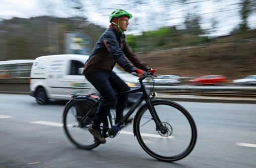 Wenn Radfahrende sich den Platz teilen müssen – egal ob mit Autofahrern oder mit Fußgängern – führt das oft zu Konflikten. Foto: Lichtgut/Julian Rettig