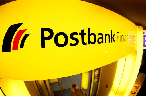 Zwei Mitarbeiter der überfallenen Postbank-Filiale erlitten einen Schock. Foto: dpa