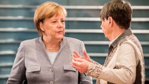 Bundeskanzlerin Angela Merkel spricht mit Umweltministerin Barbara Hendricks (SPD) in Berlin vor der Eröffnung des zweiten Dieselgipfels im Kanzleramt. Foto: dpa