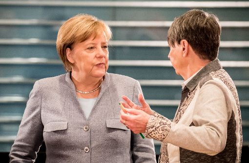 Bundeskanzlerin Angela Merkel spricht mit Umweltministerin Barbara Hendricks (SPD) in Berlin vor der Eröffnung des zweiten Dieselgipfels im Kanzleramt. Foto: dpa