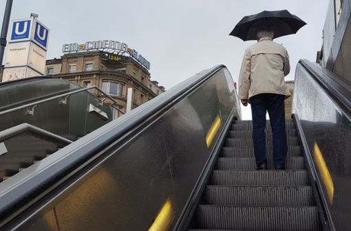 Der Regenschirm ist auch in den kommenden Tagen ein wichtiger Begleiter. Foto: Lichtgut/Max Kovalenko/Lichtgut/Max Kovalenko