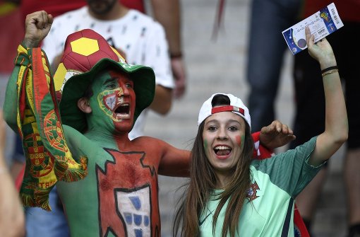 Feiern den Sieg ihrer Mannschaft: Für viele portugiesische Fans gab es am Sonntag kein Halten mehr. Foto: AFP
