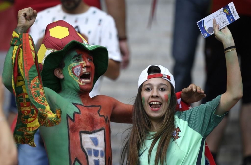 Feiern den Sieg ihrer Mannschaft: Für viele portugiesische Fans gab es am Sonntag kein Halten mehr.