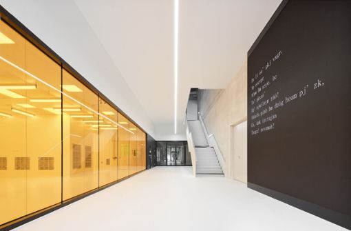 Das Foyer des ZAQuant: links der verglaste Reinraum, rechts Kunst am Bau – die Arbeit „Ein gleiches“ von Christoph Poetsch Foto: Brigida Gonzalez