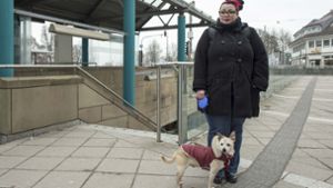 Stefanie Kaiser mit ihrem Hund Foto: Lichtgut/Leif Piechowski