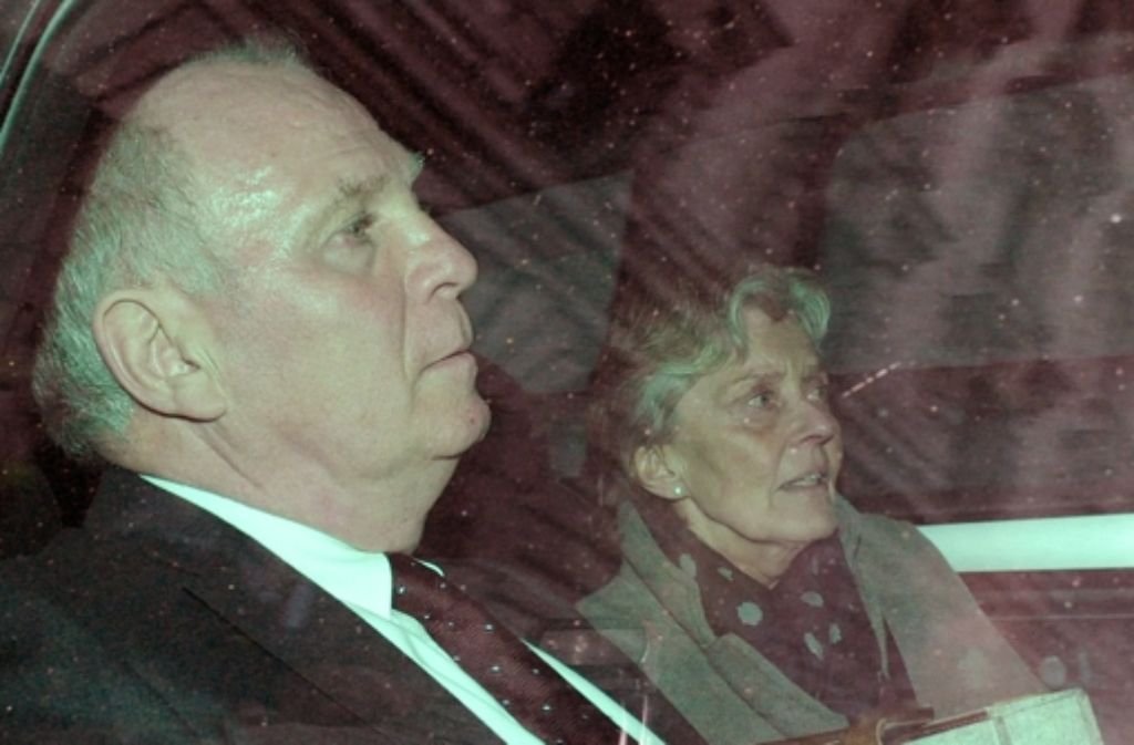 Uli Hoeneß mit seiner Frau Susanne nach der Urteilsverkündung: Der Bayern-Boss muss für drei Jahre und sechs Monate ins Gefängnis.
