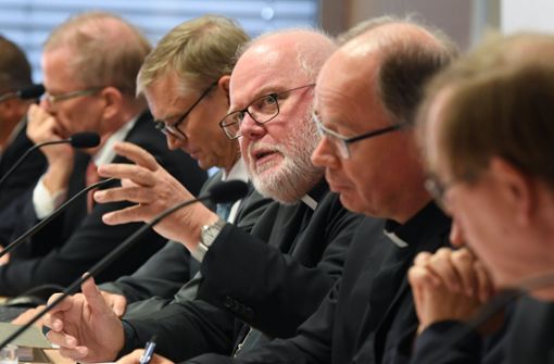 Der Vorsitzende der Bischofskonferenz, Kardinal Reinhard Marx (Mitte), kündigte am Dienstag in Fulda Gespräche mit den Opfern an. Foto: dpa
