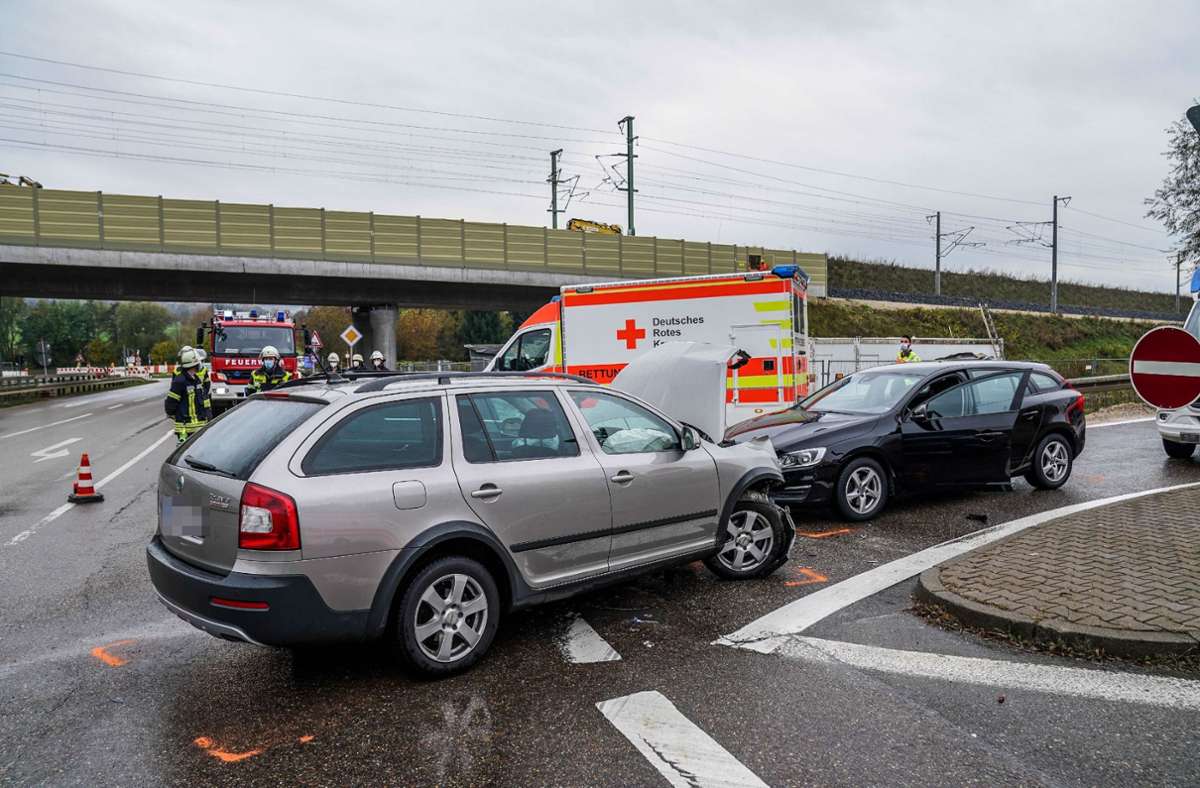 Am Samstag gab es auf einer Autobahnzufahrt bei Weilheim einen schweren Autounfall.