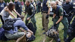 Gegen die rund 300 Teilnehmer des Sitzstreiks gingen die Beamten mit Pfefferspray, Hunden mit Beißschutz und Schlagstöcken vor. Foto: ARC