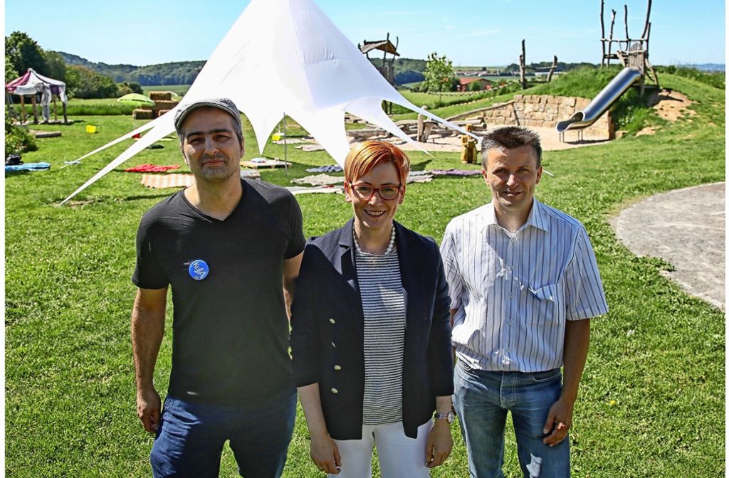 KuJa-Vorstand Aristofanis Chatzidis  (links) und Projektleiter Uwe Förster mit  Bürgermeisterin Birgit Hannemann Foto: avanti