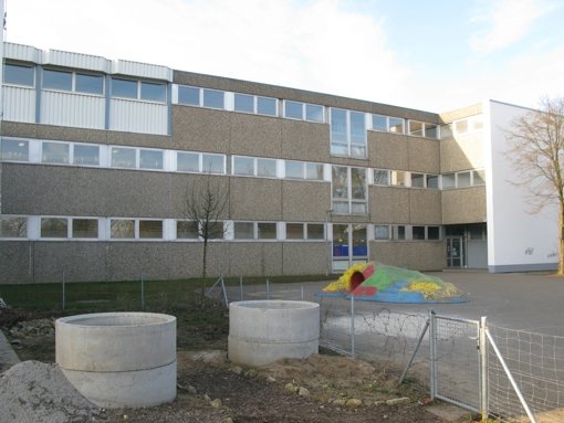 An diesem Flügel des Schulgebäudes wird angebaut. Foto: Jens Noll