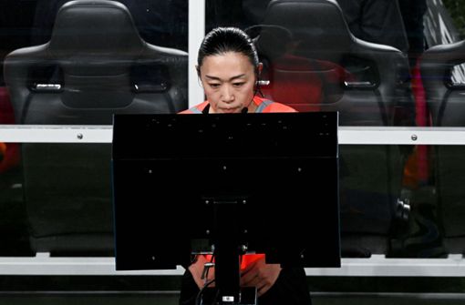 Schiedsrichterin Yoshimi Yamashita entschied auf Elfmeter. Foto: AFP/SAEED KHAN