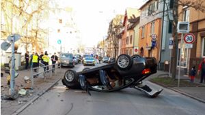 In der Wiener Straße in Feuerbach hat sich ein BMW überschlagen. Foto: 7aktuell/Jens Pusch