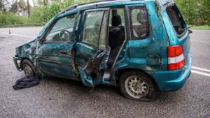 Ein 24-Jähriger verliert in Stuttgart die Kontrolle über seinen Wagen. Foto: SDMG