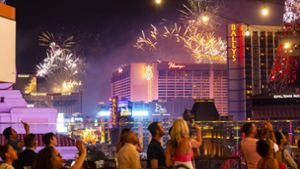 In Las Vegas bestaunten Menschen das Feuerwerk zum Unabhängigkeitstag. Foto: dpa/Chase Stevens