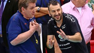 Giannis Athanasopoulos (re.), Trainer von Allianz MTV Stuttgart, diskutiert nach dem ersten Finalspiel gegen den SSC Schwerin mit dem Unparteiischen. Foto: Pressefoto Baumann