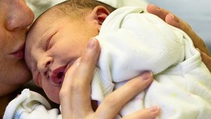 Neugeborene brauchen viel Zuwendung –  manchen ist das nicht vergönnt Foto: dpa