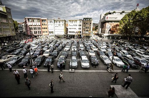 Im Herbst 2014 haben Hunderte Taxifahrer auf dem Marktplatz gegen die Verkehrspolitik der Stadt demonstriert. Jetzt droht eine neue Eskalation im angespannten Verhältnis. Foto: Lichtgut/Leif Piechowski